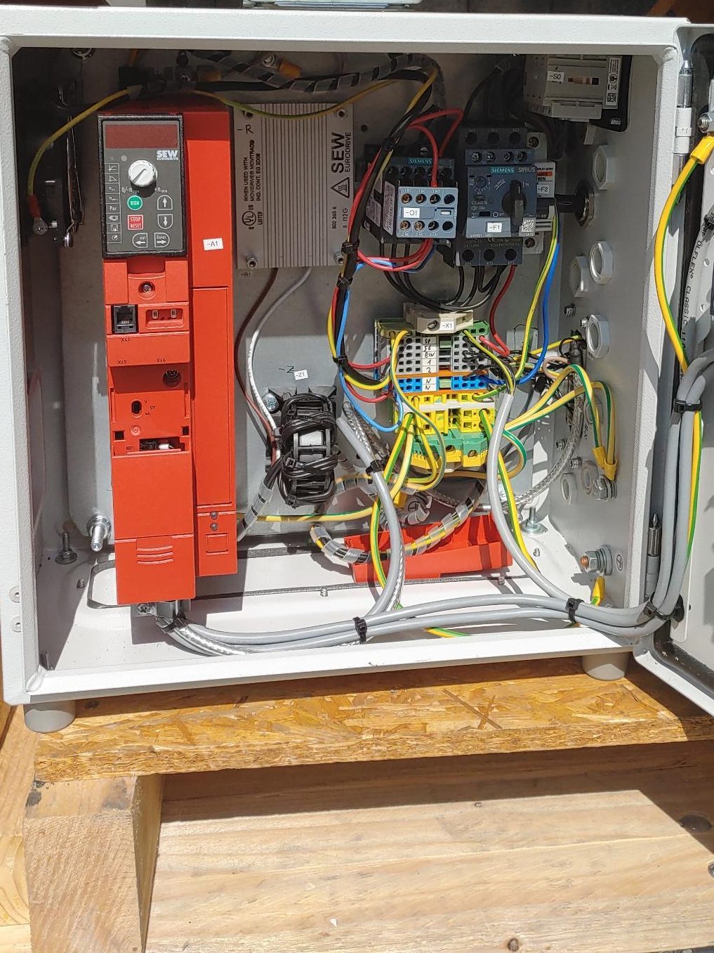 Belt grinder VFD and electrical controls
