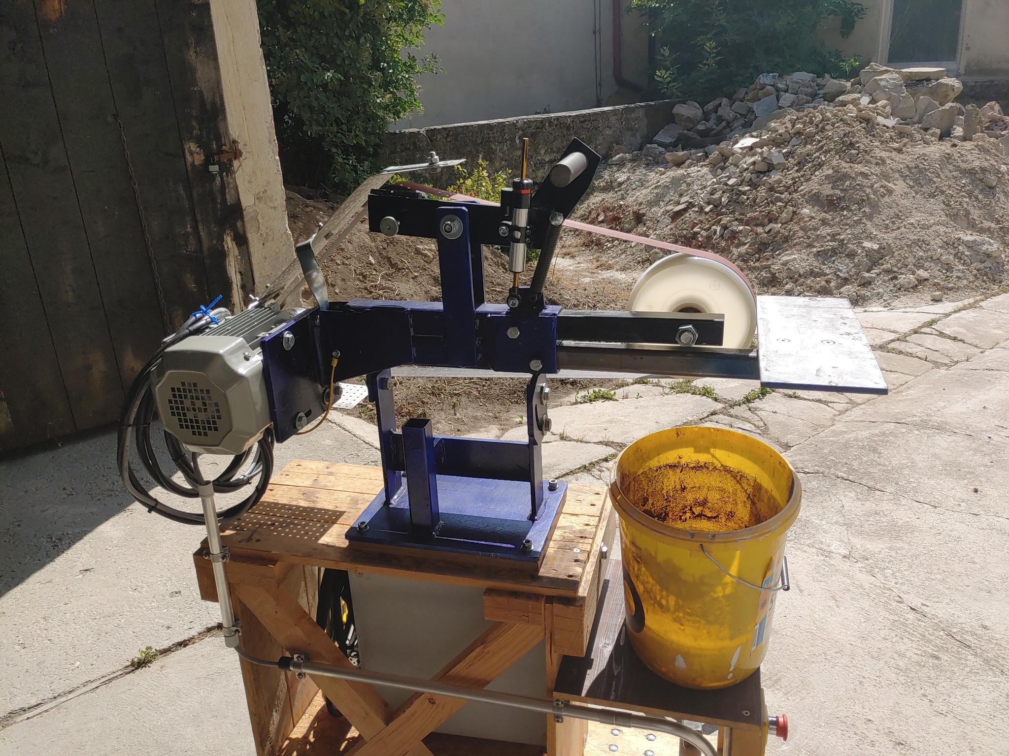 Belt grinder motor and belt guard