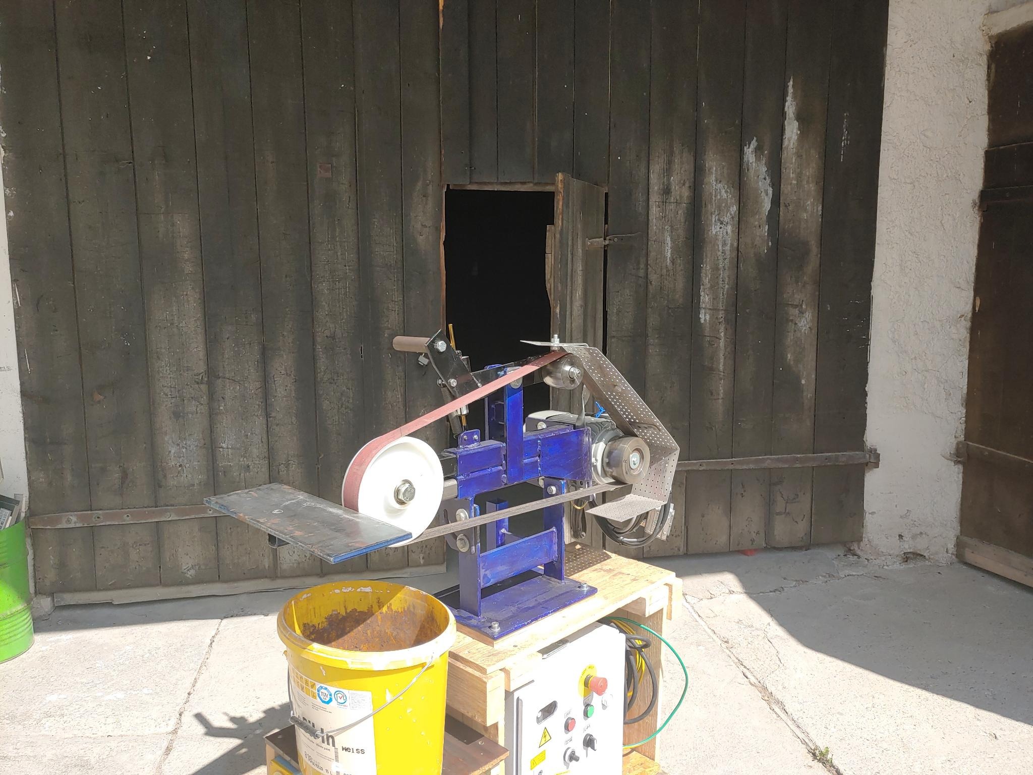 Finished belt grinder from the side