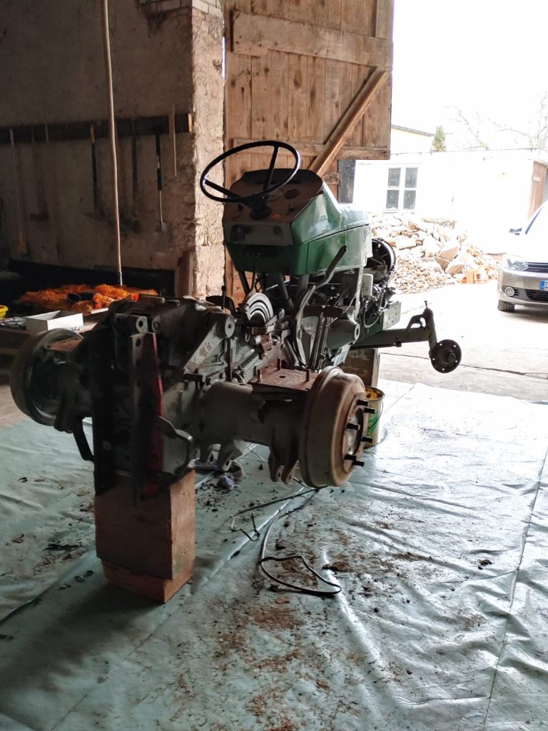 Deutz D4006 disassembled for restoration