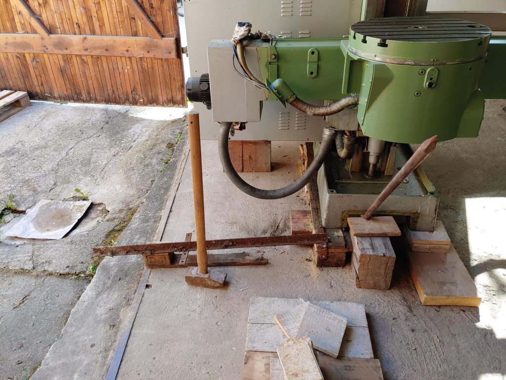 Cutting apart the pallet under the MAHO