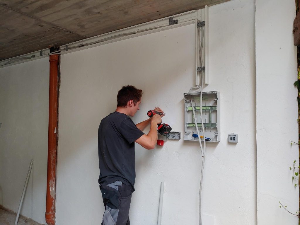 Three-phase outlets in the workshop