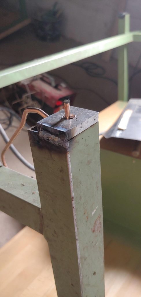 Adjustable machine foot on the workbench